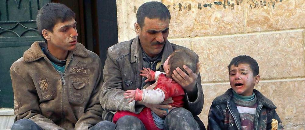 Erschütternde Bilder: Eine Familie nach einem Luftschlag der syrischen Armee in Aleppo.