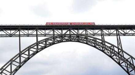 Die Bahn halbiert ihren Gewinn