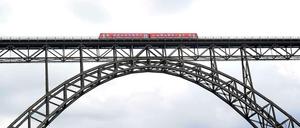 Die Bahn halbiert ihren Gewinn