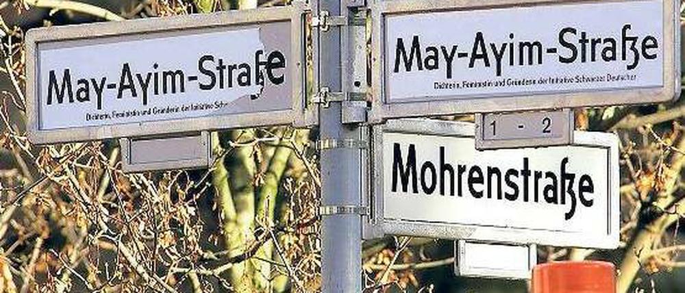 Namensstreit. Schon 2004 wurde der Name der Mohrenstraße in Mitte kontrovers diskutiert und das Straßenschild überklebt. Die damals vorgeschlagene Alternative ist allerdings nicht mehr möglich: Seit 2009 gibt es in Kreuzberg das May-Ayim-Ufer zu Ehren der Dichterin, Pädagogin und Aktivistin der afrodeutschen Bewegung. 