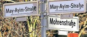 Namensstreit. Schon 2004 wurde der Name der Mohrenstraße in Mitte kontrovers diskutiert und das Straßenschild überklebt. Die damals vorgeschlagene Alternative ist allerdings nicht mehr möglich: Seit 2009 gibt es in Kreuzberg das May-Ayim-Ufer zu Ehren der Dichterin, Pädagogin und Aktivistin der afrodeutschen Bewegung. 