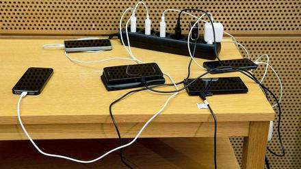 Bei vielen Smartphones, MP3-Playern und Rasierern können Kunden die Batterie oder den Akku nämlich nicht selbst austauschen. Apple stand deswegen schon öfter in der Kritik.