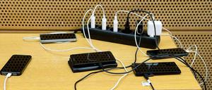 Bei vielen Smartphones, MP3-Playern und Rasierern können Kunden die Batterie oder den Akku nämlich nicht selbst austauschen. Apple stand deswegen schon öfter in der Kritik.