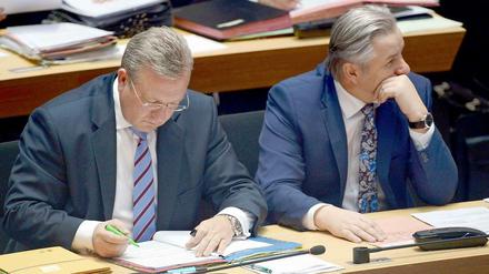 Der Regierende Bürgermeister Klaus Wowereit (rechts) lässt sich offenbar ausreichend Zeit, bevor er seinen Innensenator Frank Henkel über schwierige Sachlagen informiert. 