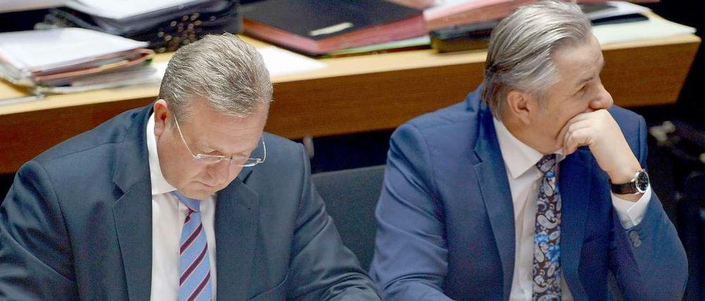 Der Regierende Bürgermeister Klaus Wowereit (rechts) lässt sich offenbar ausreichend Zeit, bevor er seinen Innensenator Frank Henkel über schwierige Sachlagen informiert.