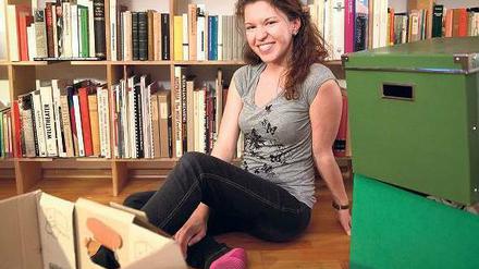 Erstmal zur Untermiete. Susanne Löhlein ist am Wochenende nur mit ein paar Kisten in ein möbliertes Zimmer nach Wilmersdorf gezogen. Am heutigen Montag ist ihr erster Arbeitstag. Sie übernimmt eine Klasse für Kinder ohne Deutschkenntnisse. 