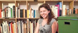Erstmal zur Untermiete. Susanne Löhlein ist am Wochenende nur mit ein paar Kisten in ein möbliertes Zimmer nach Wilmersdorf gezogen. Am heutigen Montag ist ihr erster Arbeitstag. Sie übernimmt eine Klasse für Kinder ohne Deutschkenntnisse. 