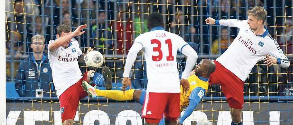 In Braunschweig gab sich der Hamburger SV bisweilen der Lächerlichkeit preis.