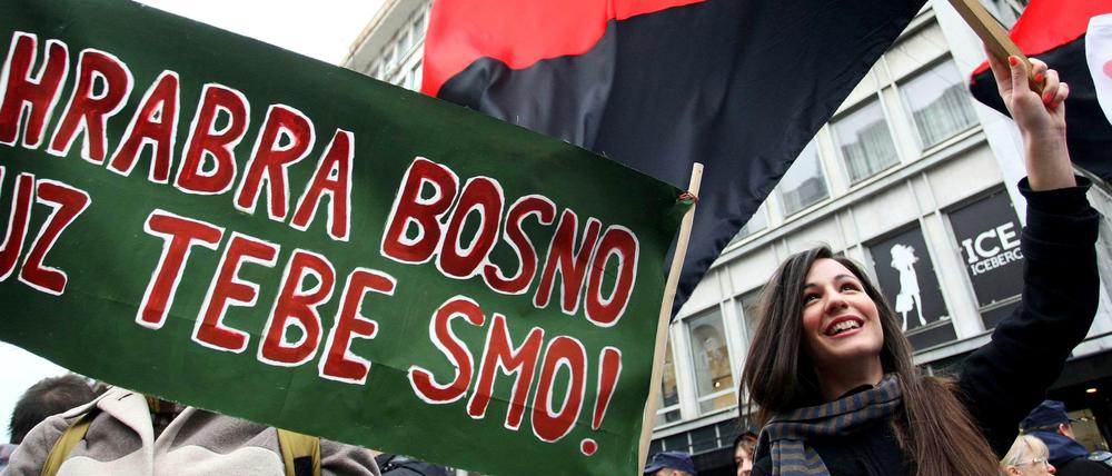 Belgrader Demonstrantin zeigt sich solidarisch mit protestierenden Bosniern