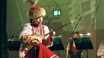 Töne, Tänze, Trachten. Ulzhan Baibussynova aus Kasachstan gehört zum Ensemble von „Dede Korkut“. 