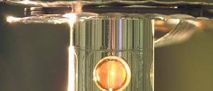 Minireaktor. In diesem Zylinder wurde schwerer Wasserstoff per Laser so weit erhitzt, dass eine Kernfusion startete. Er ist einen Zentimeter hoch und innen mit Gold beschichtet.