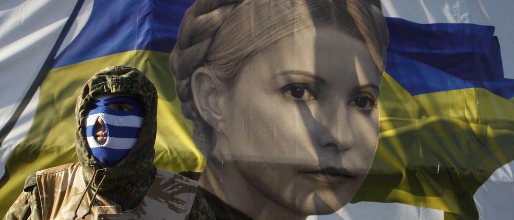 Demonstrant vor einem Porträt von Julia Timoschenko in Kiew