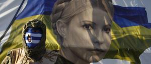 Demonstrant vor einem Porträt von Julia Timoschenko in Kiew
