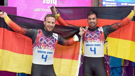 Zwei Fahnen für ein Halleluja. Tobias Arlt und Tobias Wendl freuen sich über ihren ersten Olympiasieg.