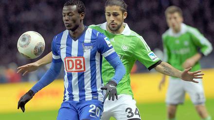 Ball abgeschirmt, Führung verspielt. Adrian Ramos im Zweikampf mit Ricardo Rodriguez.