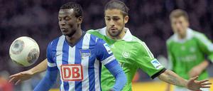 Ball abgeschirmt, Führung verspielt. Adrian Ramos im Zweikampf mit Ricardo Rodriguez.