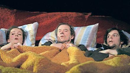 Mach es nie ohne. Die kleinen Mikros dürfen auch im Bett nicht fehlen, wie hier in „Draußen vor der Tür“ an der Schaubühne.