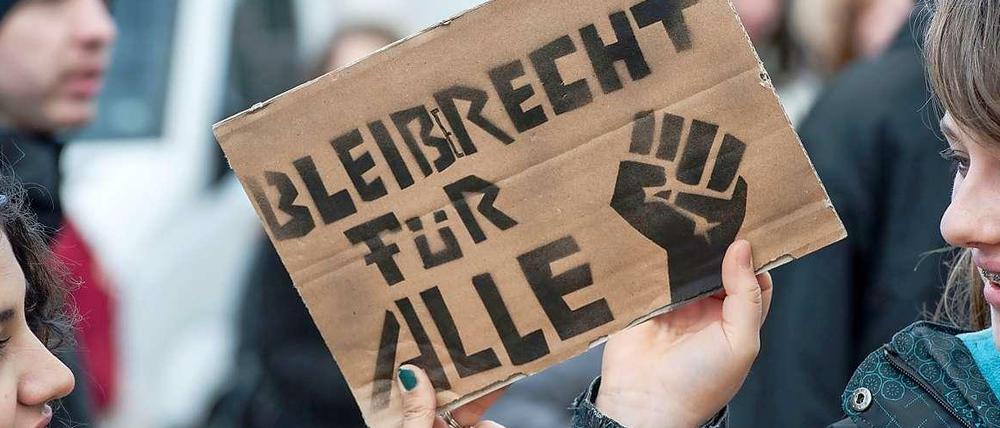 Schüler und Studenten gehen für die Flüchtlinge am Oranienplatz auf die Straße. Sie fordern: "Bleiberecht für alle"