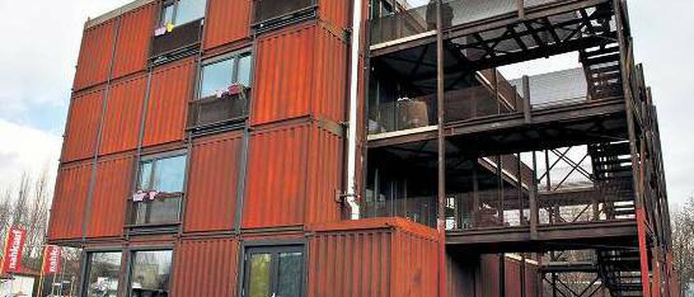 Weit gereist. Einst wurden diese Container um die Welt gefahren, bald werden sie zur Heimat von Studenten. Wollen Sie sich hier auch mal umschauen? Am heutigen Sonnabend ist die Anlage zwischen 14 und 17 Uhr für jedermann geöffnet.