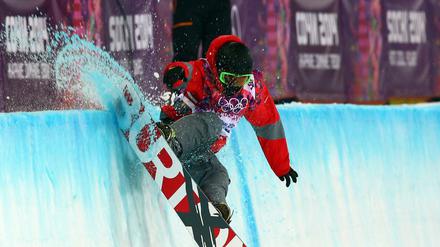 Ausnahmsweise wenig fiel den ZDF-Kommentatoren beim Halfpipe-Finale der Männer in Sotchi ein, hier mit dem chinesischen Snowboarder Shi Wancheng. 
