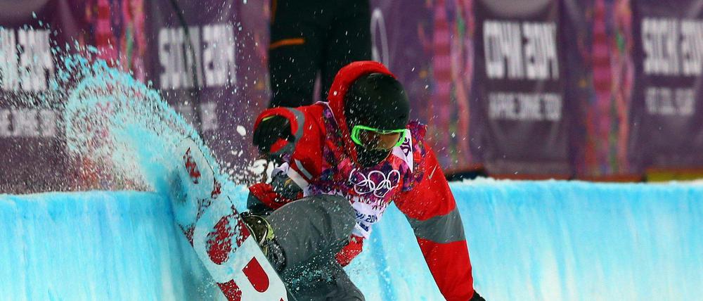 Ausnahmsweise wenig fiel den ZDF-Kommentatoren beim Halfpipe-Finale der Männer in Sotchi ein, hier mit dem chinesischen Snowboarder Shi Wancheng. 