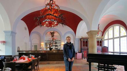 Geweihe im Gewölbe. Die neue Chefin Johanna Wahlig im Forsthaus Paulsborn am Grunewaldsee. Früher betrieb sie in Mitte den „Bundespressestrand“.