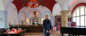 Geweihe im Gewölbe. Die neue Chefin Johanna Wahlig im Forsthaus Paulsborn am Grunewaldsee. Früher betrieb sie in Mitte den „Bundespressestrand“.