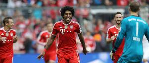 Die Bayern eilen weiter von Sieg zu Sieg - und können sich darüber wie hier Dante immer noch freuen.