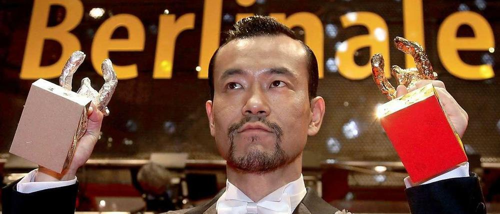 Chinesischer Triumph: Liao Fan, Gewinner des Silbernen Bären als bester Darsteller, hält auch gleichen den Goldenen für "Black Coal, Thin Ice" in die Höhe