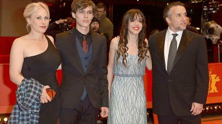 We are family: Filmmutter Patricia Arquette (links) mit Filmsohn Ellar Coltrane (2.v.l.) nebst Filmschwester Lorelei Linklater und Regisseur wie Vater Richard Linklater