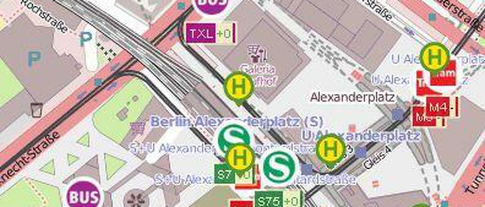 Gedränge am Alex: Hier kann jeder beim Umsteigen seinen nächsten Zug oder den herannahenden Bus orten.