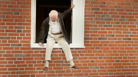 Der Schauspieler Robert Gustafsson als Allan Karlsson in "Der Hundertjährige, der aus dem Fenster stieg und verschwand".