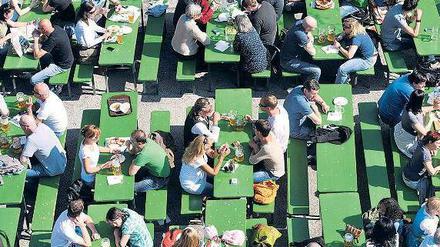 Frühling in München. Besucher am Montag im Englischen Garten.