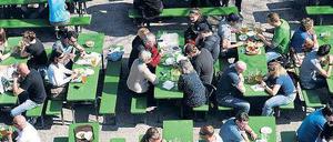 Frühling in München. Besucher am Montag im Englischen Garten.