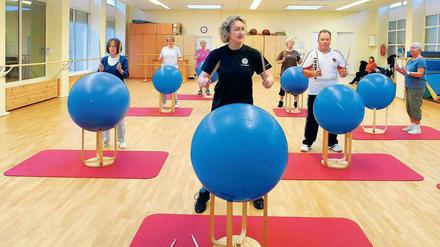 Trommeln für die Fitness. Diese Teilnehmer eines Senioren-Gymnastik-Kurses im Märkischen Viertel in Berlin tun etwas für ihre Gesundheit.