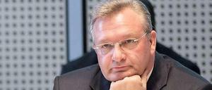 Immer wieder muss sich Innensenator Frank Henkel im Innenausschuss des Abgeordnetenhauses den Fragen zu dem Nazi-Spitzel stellen.