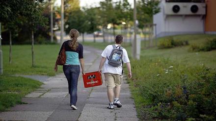 Reif für den Rausch? Zwei Jugendliche schleppen eine Bierkiste – ein ziemlich alltägliches Bild, nicht nur hier in Marzahn. Sobald sie 16 Jahre alt sind, ist das sogar legal. Hochprozentiges dürfen sie allerdings erst ab 18 trinken. 