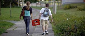 Reif für den Rausch? Zwei Jugendliche schleppen eine Bierkiste – ein ziemlich alltägliches Bild, nicht nur hier in Marzahn. Sobald sie 16 Jahre alt sind, ist das sogar legal. Hochprozentiges dürfen sie allerdings erst ab 18 trinken. 