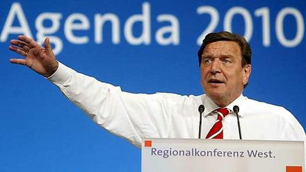 "Klare Worte" heißt das Interviewbuch von Gerhard Schröder, Bundeskanzler a.D., das er mit dem Journalisten Georg Meck gemacht hat. Die Agenda 2010 kommt, das ist wohl keine Überraschung, ziemlich häufig vor in diesem lesenswerten, launigen und lehrreichen Buch.
