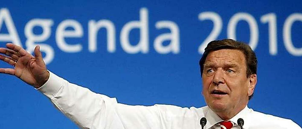 "Klare Worte" heißt das Interviewbuch von Gerhard Schröder, Bundeskanzler a.D., das er mit dem Journalisten Georg Meck gemacht hat. Die Agenda 2010 kommt, das ist wohl keine Überraschung, ziemlich häufig vor in diesem lesenswerten, launigen und lehrreichen Buch.