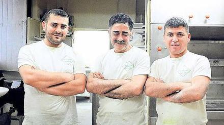 Drei Bäcker und ihr Werk: Cemil Solak, sein Onkel und Osman Cali (v.l.n.r.).