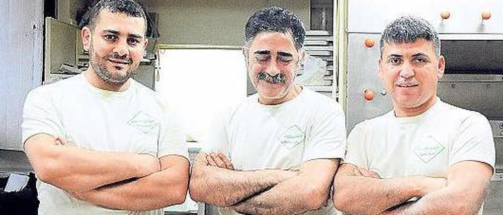 Drei Bäcker und ihr Werk: Cemil Solak, sein Onkel und Osman Cali (v.l.n.r.).