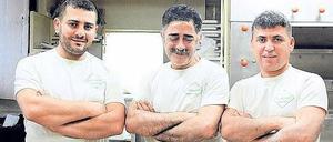 Drei Bäcker und ihr Werk: Cemil Solak, sein Onkel und Osman Cali (v.l.n.r.).