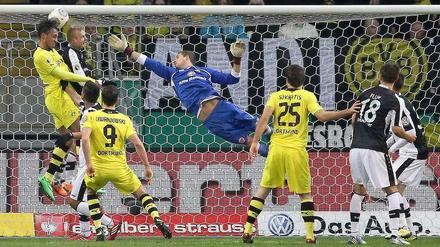 Hier konnte Frankfurts Rode (2. v. l.) noch klären. Doch kurz vor Schluss traf Dortmunds Aubameyang (l.) nach einer Ecke doch noch - per Kopf.