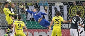 Hier konnte Frankfurts Rode (2. v. l.) noch klären. Doch kurz vor Schluss traf Dortmunds Aubameyang (l.) nach einer Ecke doch noch - per Kopf.