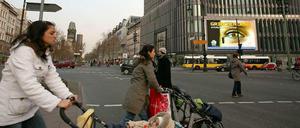 Fußgänger vor. Die Grünen im Bezirk wollen Teile des Ku'damms und die Tauentzienstraße auch mal ohne besonderen Anlass für Autos sperren.