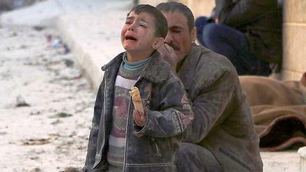 Nach einem Luftangriff am 14. Februar am Stadtrand von Aleppo. Das Bild des weinenden Jungen, das der Fotograf Hosam Katan gemacht hat, hat viele Leser berührt.