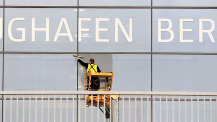 Weil Hartmut Mehdorn im März wohl immer noch nicht das überfällige Finanz- und Terminkonzept für den neuen Hauptstadtflughafen vorlegen kann, droht erneut ein Verzug am BER. 