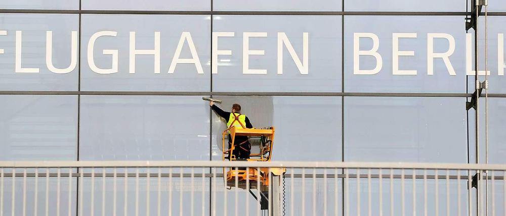 Weil Hartmut Mehdorn im März wohl immer noch nicht das überfällige Finanz- und Terminkonzept für den neuen Hauptstadtflughafen vorlegen kann, droht erneut ein Verzug am BER.