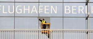 Weil Hartmut Mehdorn im März wohl immer noch nicht das überfällige Finanz- und Terminkonzept für den neuen Hauptstadtflughafen vorlegen kann, droht erneut ein Verzug am BER. 